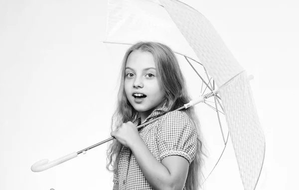 우산 놀된 작은 소녀. 가 패션입니다. 아이입니다. 이을 날에 보호 하는 느낌. 행복 한 유년 시절입니다. 학교 시간입니다. 비오는 날씨에 우산을 가진 작은 소녀. 가 스타일 — 스톡 사진