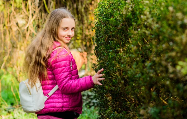 Vacaciones de primavera. Medio ambiente verde. Belleza natural. Felicidad infantil. niño feliz en el parque. naturaleza de verano. La niña pasa tiempo libre en el parque. Tiempo para relajarse — Foto de Stock