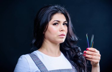 Profesyonel kirpik uzatma cılız. Makyaj sanatçısı. Kozmetik cızırtı. Kız makyaj yüz kirpik uzatma için cızırtı tutun. Güzellik dükkanı konsepti. Makyaj yanlış kirpikhacmi. Kirpik aplikatör