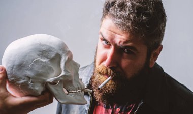 Sağlık yok. Sigara zararlı olduğunu. Tütün Sigara içmeyi alışkanlık vücudunuza zarar getir. Adam ölüm sembolü insan kafatası yakınındaki Sigara İçilmeyen. Zararlı alışkanlıklar. Sigara sağlık zarar ve ölüm