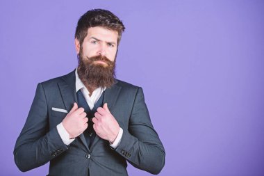 Yeni şık takım elbise. Erkek resmi moda. Şık mafya patronu. Mafya patronu. Olgun hippi sakallı. Takım elbiseli bir iş adamı. Sakallı adam mafya patronu. acımasız beyaz hipster bıyıklı