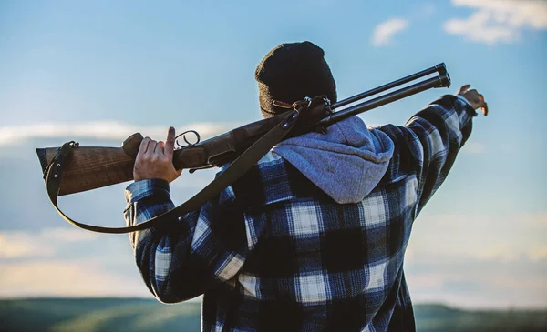 Notato gioco. Uomo brutale unshaved sfondo natura guardiacaccia. Permesso di caccia. Caccia brutale hobby maschile. Stagioni di caccia e cattura. Il cacciatore serio barbuto spende la caccia di svago. Guarda là. — Foto Stock