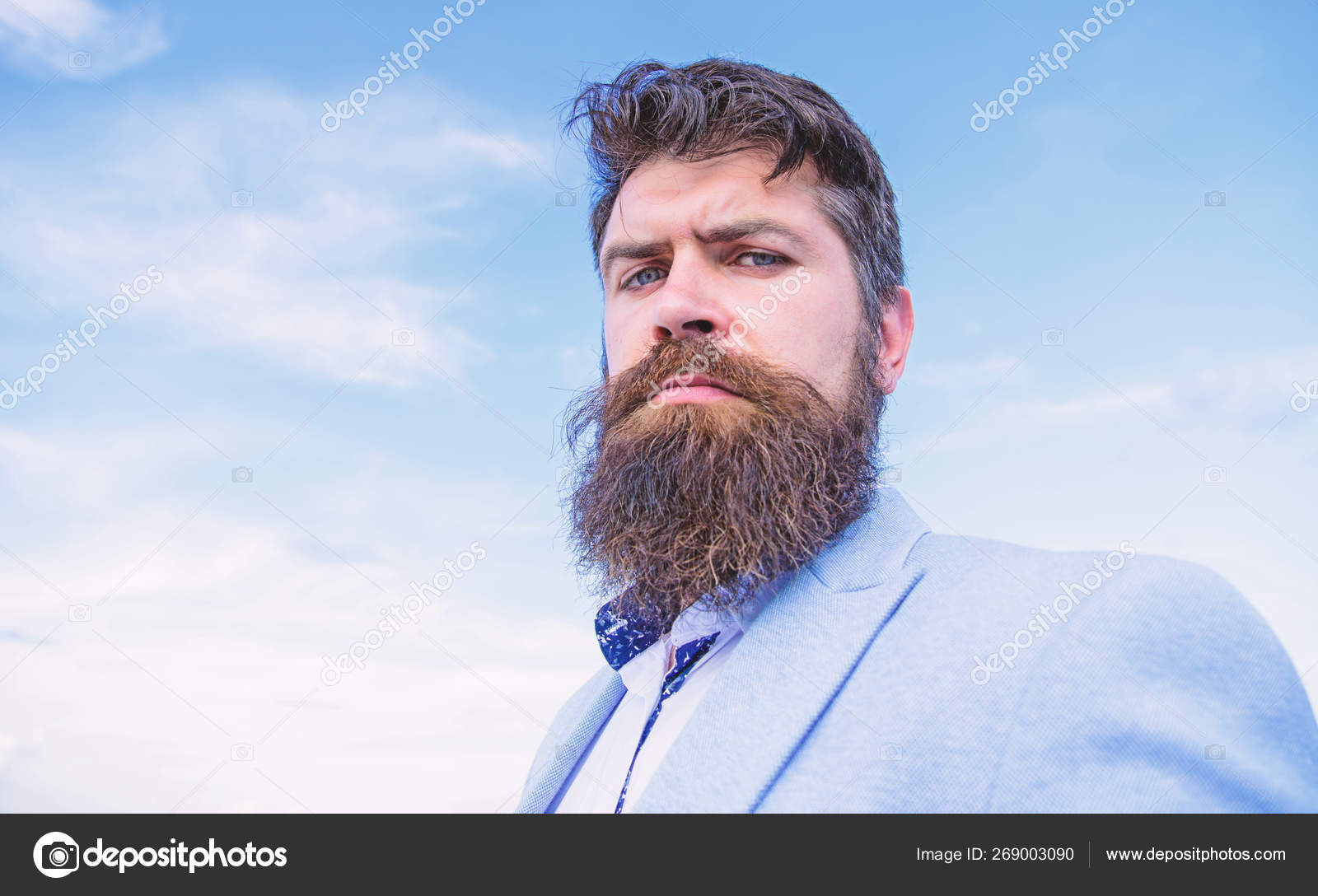 성장 하 고 콧수염을 유지에 대 한 전문가 팁. Hipster 긴 수염과 심각한 잘 생기고 매력적인 남자입니다. 궁극적인 콧수염 손질  가이드입니다. 남자 수염된 hipster 콧수염 푸른 하늘 배경 — 스톡 사진 ©, image size:1600x1088