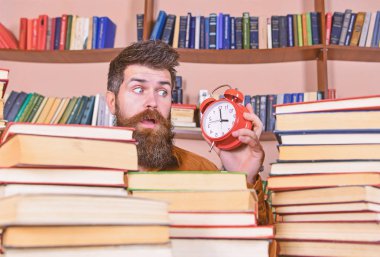 Öğretmen ya da sakal Kitaplığı'nda eğitim ile öğrenci. Adam, çalar saat ile kitap yığınları dışarı bakmak bilim adamı. Adam şaşırmış yüz saat, raflardan zemin üzerine bakarak. Son Tarih kavramı