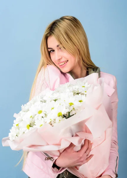 Flowers delivery service. Chamomile flower symbol of innocence and tenderness. Celebrating her special day. Adore flowers. Surprise for girlfriend. Girl tender sensual blonde hold flowers bouquet