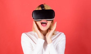 Sanal gerçeklik gözlüğü takan heyecanlı gülümseyen iş kadını. Kavramsal ağ hatları ile sanal gerçeklik kulaklık kullanan genç kadın. Sanal gerçeklik gözlüğü takan kadın.