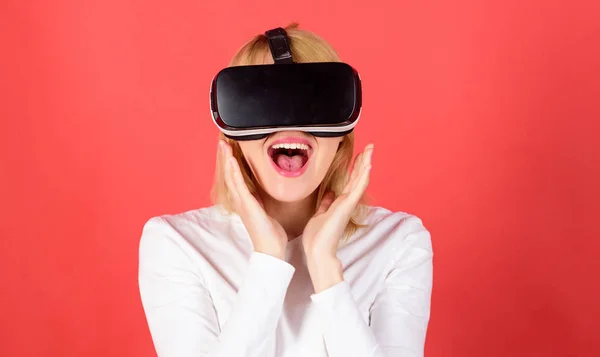 Izgatott mosolygó üzletasszony visel virtuális valóság szemüveg. Fiatal nő használ egy virtuális valóság headset koncepcionális hálózati vonalak. A nő visel virtuális valóság szemüveg. — Stock Fotó