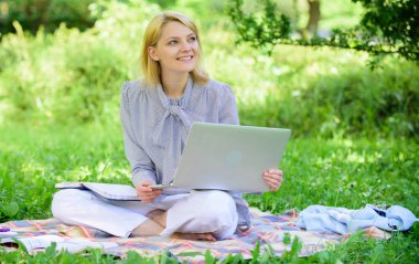 Serbest kariyere başlayan rehber. İş kadını dışarıda serbest çalışıyor. Başarılı freelancer ol. Dizüstü bilgisayarı olan kadın halı çayırında otursun. Online serbest kariyer kavramı. Keyifli meslek