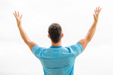 Beyaz kaslı sırtlı adam. Başarı, fikirleri gerçekleştirmekle ilgilidir. Mutlu galip. Başarılı, mutlu bir adam. Başarıya ulaş. Gelecek başarı artık senin çabalarına bağlı. Sanal başarı. Erkek duası