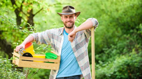 Jordbruk och jordbruk odling. Trädgårdsutrustning. muskulös Ranch man i cowboy hatt. Eco Farm. Skörd. Sexig bonde hålla spade och låda med potten. Happy Earth Day. Eco Living. Det bästa jobbet någonsin — Stockfoto