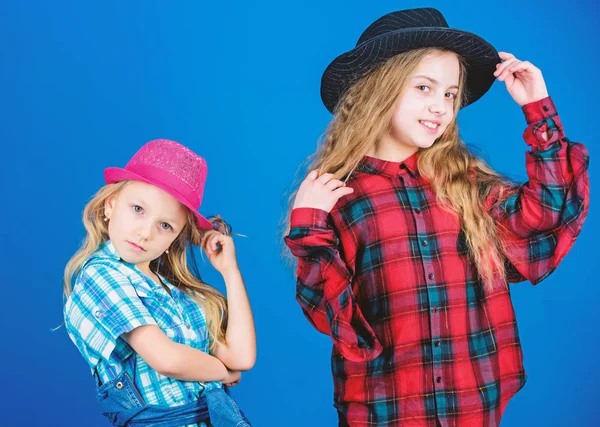 Hanno un grande stile. Piccoli modelli di moda carino. Bambini alla moda in abbigliamento di moda e accessori. Bambine con un look di moda adorabile. Essere innamorati della moda — Foto Stock