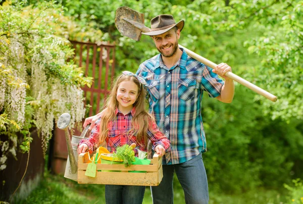 Estação de plantação. Inspecione seu jardim diariamente para detectar problemas com insetos cedo. Família pai e filha menina plantando plantas. Dia na quinta. Popular no cuidado do jardim. Plantar flores. Produtos hortícolas vegetais — Fotografia de Stock