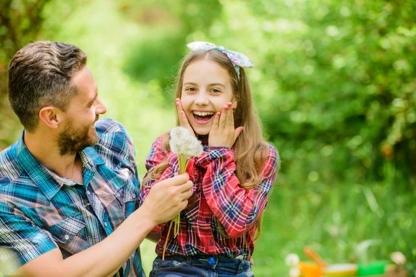 Über Allergien hinauswachsen. glücklicher Familienurlaub. Vater und kleines Mädchen genießen die Sommerzeit. Papa und Tochter sammeln Löwenzahnblumen. verhindern, dass Allergien dein Leben ruinieren. Konzept saisonaler Allergien — Stockfoto