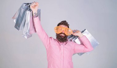 Alışveriş ile takıntılı. Bağımlısı tüketici kavramı. Adam tutun alışveriş torbaları sakallı. Alışveriş aptal para harcıyorsun. Aptalca şeyler para ile yapmak. Nasıl ihtiyacın yok şeyler almayı durdurmak için