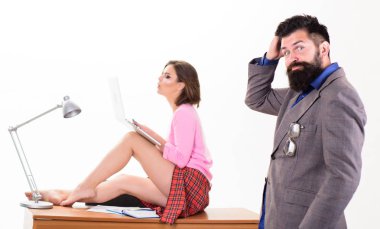 Düşünceli bir tomurcuklanan girişimci. Tomurcuklanan işadamı ve seksi çalışan birlikte çalışıyor. Sakallı adam tomurcuklanma şirket veya başlangıç yönetmek güzel meslektaşı ile masada dizüstü bilgisayar kullanarak. Tomurcuklanma kariyeri