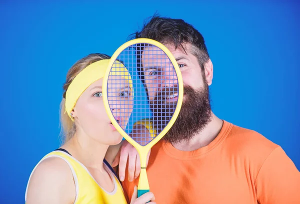 Sağlıklı yaşam konsepti. Erkek ve kadın çift aşk Tenis raket spor ekipmanları ile. Egzersiz ve fitness. Kız ve adam tenis oynar. Birkaç tenis oyuncusu. Bu oyun hobi daha fazladır — Stok fotoğraf