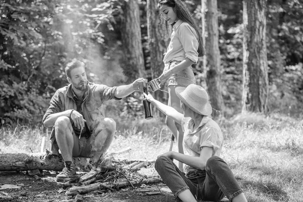 Prenditi una pausa per fare merenda. Escursionisti al picnic. Amici della società mangiare cibo snack natura sfondo. Gli escursionisti aziendali al picnic arrosto marshmallow spuntini mangiano cibo e bevande. Trascorrere un grande tempo nel fine settimana — Foto Stock