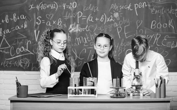 Kémia berendezések. diákok csinálás biológia kísérletek, Mikroszkóp laborban. Kis gyerekek tanulási kémiai laboratóriumban. Kémia oktatás. Boldog gyerekek. Kémia órán. Szeretem a munkámat — Stock Fotó
