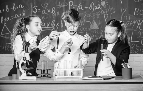 Chemie-Mikroskop. Kleine Kinder lernen Chemie im Schullabor. Biologie-Studenten experimentieren mit dem Mikroskop. Kleine Kinder im Labor. Labormikroskop. Verbesserung der modernen Medizin — Stockfoto