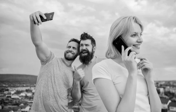 Teléfono. Primer plano de un grupo de jóvenes con smartphones. Vie. — Foto de Stock