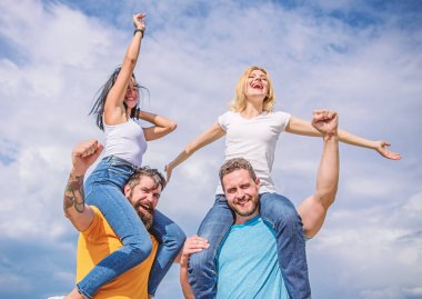 Erkek ve kadın müzik festivali zevk. Tatil sırasında ünlü Festivali ziyaret edin. Mutluluk ve sevinç. Rock müzik festivali. Özgürlük hissedin. Neşeli çiftler dans ediyor. Arkadaşlar eğlenceli yaz açık hava Festivali sahip