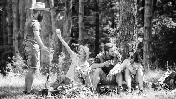 Campeggio ed escursioni. Amici della società rilassante e avendo snack pic-nic natura sfondo. Ottimo weekend nella natura. Fermatevi per uno spuntino durante le escursioni. Escursionisti aziendali rilassante a sfondo foresta pic-nic — Foto Stock