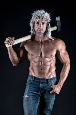 Vahşet yeni seksi. Lumberjack woodman seksi çıplak kas gövde. Adam acımasız çekici adam. Baltalı oduncu ekipmanları. Adam acımasız seksi oduncu balta taşımak. Erkeksi bir kavram. Erotik oduncu