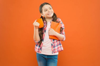 Kız bir fincan çay ve kitap tutun. Çocuklar için edebiyat. Evde vakit geçirmenin tadını çıkarın. Sıcak kakao ve rahat akşam için iyi bir kitap mükemmel kombinasyonu. Kova listesini okuyorum. Favori kitap ile güzel zaman geçirin