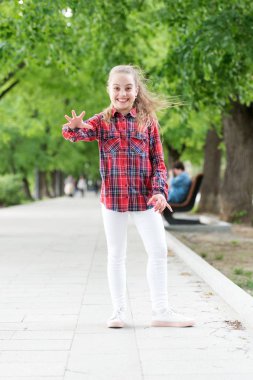 Asla yaşlanmayacak çocukluk aktiviteleri. Mutlu küçük çocuk açık oynamak için rahat ekose tasarım giyiyor. Yaz günü çocukluk aktivitesi. Mutlu çocukluk. Çocukluk kavramı