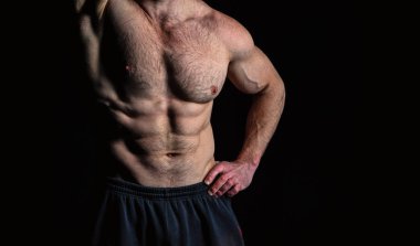 Gövde altı paketi ve ab kasları ile. Güçlü pazı ve triceps ile kol. Atletik belly ve kas göğüs. Egzersiz ve spor salonunda eğitim etkinliği. Spor fitness ve sağlıklı yaşam konsepti