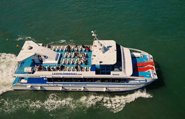 Barcelona, España - 30 de marzo de 2016: barco de recreo Visio submarina Trimar con personas en cubierta en el mar. Viaje en barco por placer. Viajando por mar en barco. Vacaciones de verano. Wanderlust en viaje en barco — Foto de Stock