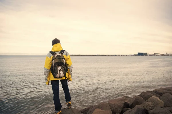 Equipamento de poço turístico pronto explorar país escandinavo ou nórdico. Conceito de viajante turístico. Turista no fundo do mar. Homem turista desgaste roupas de proteção quente para condições climáticas frias — Fotografia de Stock