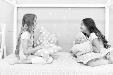 Pijama partisi fikirler. Kızlar mutlu en iyi arkadaş veya eşi şirin şık Pijama yastıklar pijama partisi ile. Sisters yastık yatak odası parti çal. Yastık Dövüşü pijama partisi. Eğlenmek için akşam zaman