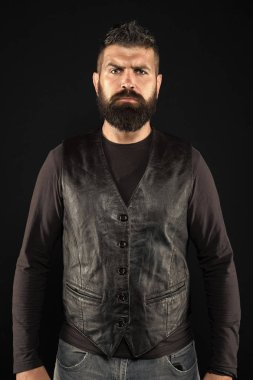 Olgun hippi sakallı. bıyıklı acımasız beyaz hippi. Yüz bakımı. Erkek moda. Sakallı adam. ciddi adam. Hırslı ve yakışıklı. Kişisel tarzını takip