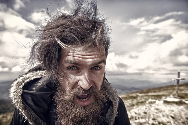 Бородатый мужчина, жестокий кавказский хипстер с усами на ветреной горе — стоковое фото