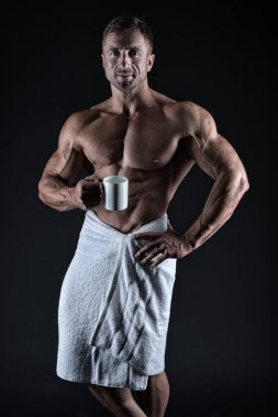 Sabah kahvesi. Seksi sporcu duş tan sonra vücut havlusu silin. Adam kas uygun çıplak gövde. Altı paketi ve ab kasları ile Atlet. Spor ve zindelik. Vücut hijyeni konsepti. Bodybuilder çıplak vücut