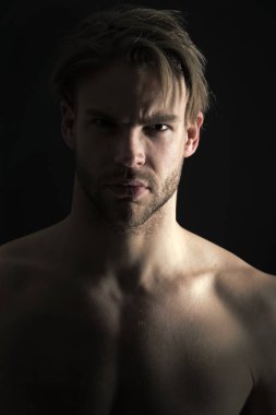 Sakallı yüz cilt ve şık saç, güzellik olan adam. Seksi maço çıplak göğüs kasları, spor ile. Mens güzellik ve cilt bakımı. Spor, fitness, vücut geliştirme kavramı. Welness veya sağlık ve sağlık.