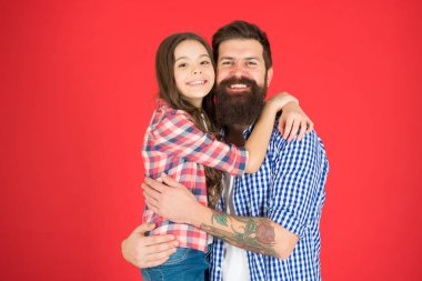 Babalar gününü kutlayın. Aile değerleri kavramı. Aile bağları. Dostane ilişkiler. Baba Hipster ve kızı. Mutlu an. Kırmızı arka plan üzerinde Adam sakallı baba ve sevimli küçük kız kızı