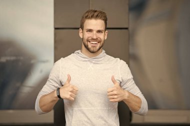 Onaylama veya kavramı öneririz. Parlak bir gülümseme tıraşsız yüzü olan adam Yaşasın jest kentsel arka plan gösterir. Adam mutlu duygusal ifade onaylamak. Adam mutlu neşeli yüzü size destek ya da tavsiye