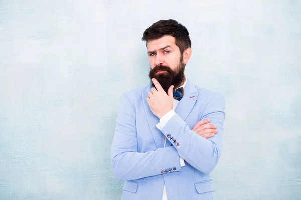 Formele man. Magic look. bruid bruidegom op huwelijksfeest. Gentleman gaan op Love date. volwassen zakenman in formele blauwe jas. Glamour hipster man met baard. Tuxedo fashion look. bebaarde man in vlinderdas — Stockfoto