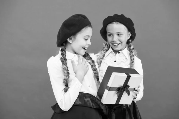 Qué maravillosa sorpresa. Niños felices con una pequeña caja de regalo envuelta con lazo de cinta. Niña dándole un regalo a un amigo. Niños pequeños disfrutando de la celebración de vacaciones. Sorpresa de cumpleaños. Feliz cumpleaños. — Foto de Stock