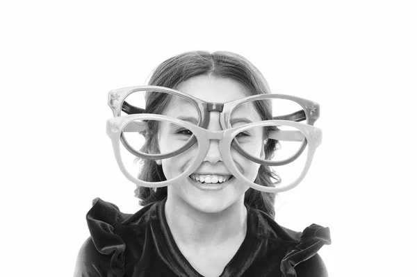 Correzione laser. Esercizi oculari per migliorare la vista. La ragazzina indossa occhiali grandi. Vista e salute. Ottica e trattamento della vista. Esercizio efficace occhi zoom. Bambino felice con una buona vista — Foto Stock