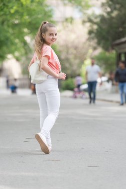 Bu şık ve rahat giyim onu çok iyi arıyorsunuz. Sevimli şık kız. Şık bir görünüme sahip küçük bir model. Şık moda giyim uzun sarı saçlı küçük sevimli çocuk