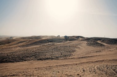 Araba üstesinden kum tepeleri engeller. Rekabet yarış challenge çöl. Toz bulutları ile offroad araba kullanıyor. Offroad araç engelleri çölde yarış. Sonsuz vahşi. Kum çöl yarışı