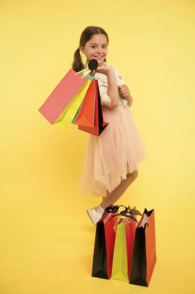 Připravte se na školní sezónu koupit dodávky kancelářské oblečení předem. Skvělé školní nákupy. Zpátky do školy sezóna skvělý čas učit základní rozpočtování dětí. Dívka nese nákupní tašky — Stock fotografie