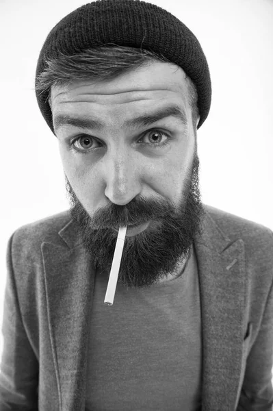 Mann brutal bärtigen Hipster Zigarette rauchend. Brutale Gewohnheiten und Lebensstil. Hipster brutaler bärtiger Tabakraucher. Brutalität und Männlichkeit. brutal unrasiert guy smoking white hintergrund close up — Stockfoto