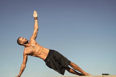 Başarı azim ile gelir. Kaslı adam spor. Spor başarı elde etmek. Adam geliştirmek kas gücü ve gücü. Spor ve sağlık. Amacım iyi günlerde kalmaktır