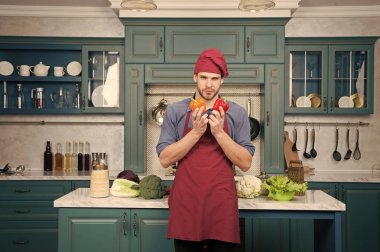 Taze sebze al. Şef pişirme Vejeteryan tarifi. Adam şef aşınma önlük mutfak yemek. Taze sebze ile adam cook vejetaryen tarifi. Sebze ana madde. Taze sebze tarifi