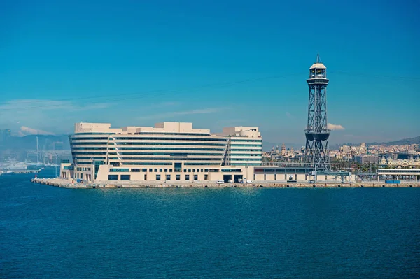 Barcellona, Spagna - 30 marzo 2016: Edificio e torre del World Trade Center sul cielo blu. Business park. Commercio e commercio. Architettura e design. Destinazione di viaggio. Wanderlust e viaggiare — Foto Stock