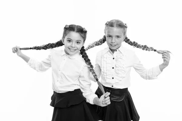 여 학생 공식적인 학교 유니폼 착용. 자매는 머리 띠와 어린 소녀는 학교에 대 한 준비입니다. 학교 패션 개념입니다. 밝은 수 있습니다. 학교의 우정 자매 관계와 영혼의 동반자 같은 웨이브에 — 스톡 사진